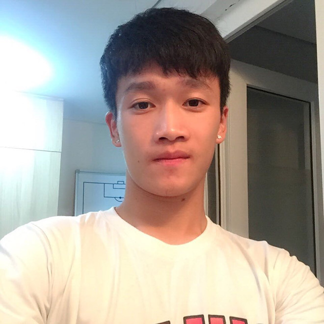 Chàng tiền vệ 9X này từng giành giải cầu thủ xuất sắc nhất ở VCK U19 quốc gia 2016 và trở thành "trung vệ thép" của U20 Việt Nam tại giải World Cup U20 2017.