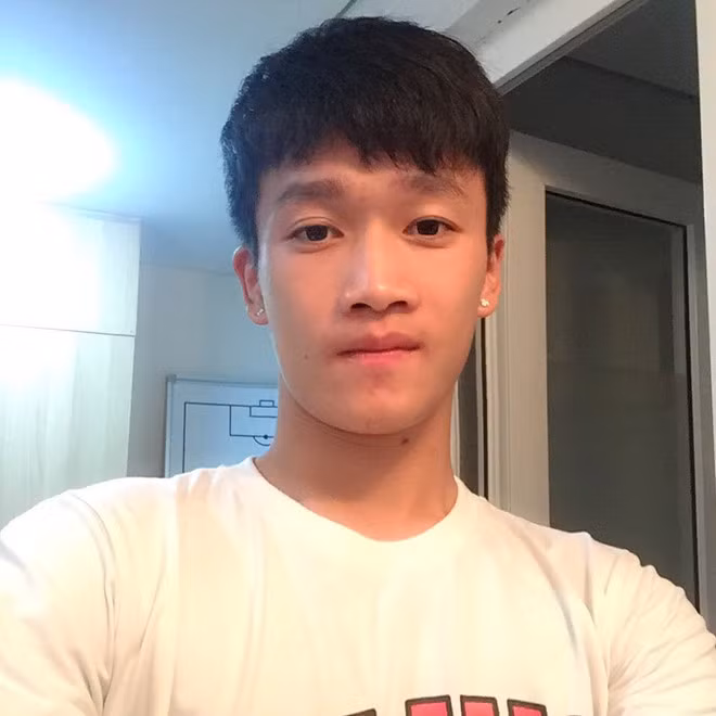 Chàng tiền vệ 9X này từng giành giải cầu thủ xuất sắc nhất ở VCK U19 quốc gia 2016 và trở thành "trung vệ thép" của U20 Việt Nam tại giải World Cup U20 2017.