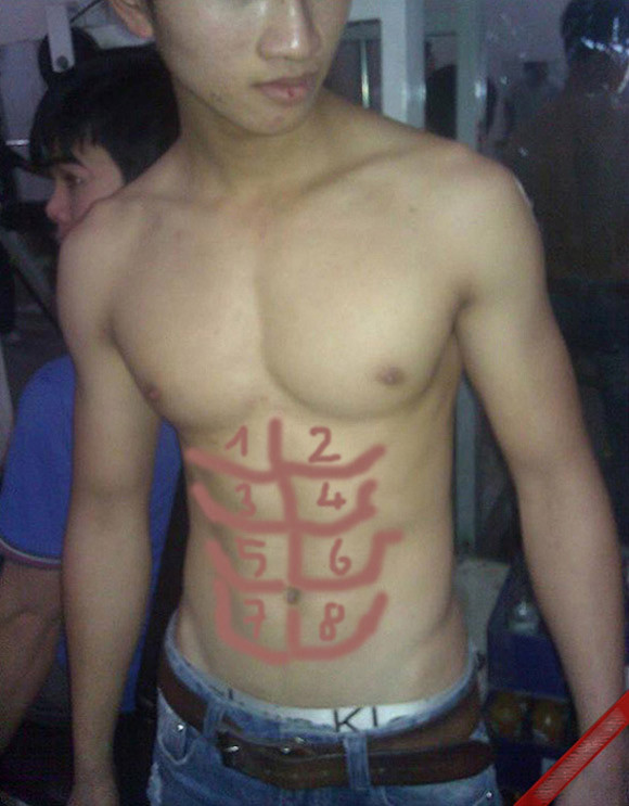 Trước đó cũng từng xuất hiện nhiều tình huống dở khóc dở cười khi nhờ dân mạng chỉnh ảnh bụng 6 múi của các chàng trai.