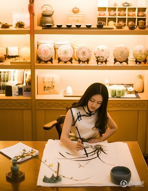 Phong thái của cô giáo Đinh Đinh trang nghiêm nhưng thanh nhã, có cá tính đã mang lại thành công cho bộ ảnh của cô nàng giáo viên 9X này.