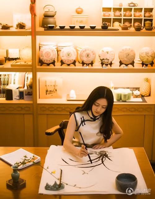 Phong thái của cô giáo Đinh Đinh trang nghiêm nhưng thanh nhã, có cá tính đã mang lại thành công cho bộ ảnh của cô nàng giáo viên 9X này.