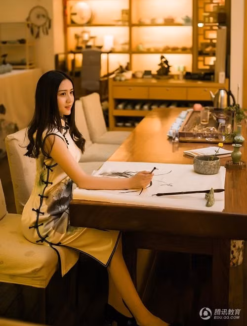 Chưa dừng lại ở đó, cô giáo Đường Đinh Đinh còn tiếp tục chinh phục các thành viên mạng xã hội bằng bộ ảnh đẹp như tiên sa trong trang phục truyền thống Trung Quốc.