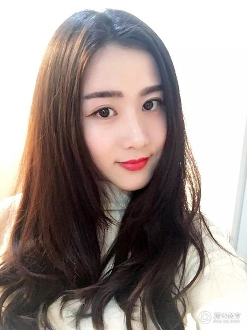 Cô giáo xinh đẹp Đường Đinh Đinh sinh năm 1993 quê ở Giang Tô, tốt nghiệp chuyên ngành Ngoại ngữ (đại học Sư phạm An Khánh, tỉnh An Huy), hiện cô là giáo viên tiếng Anh của một trường tiểu học địa phương.