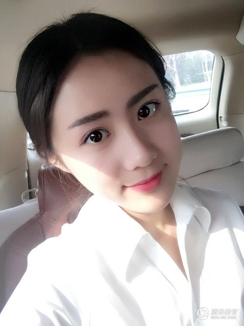 Vừa qua, cô giáo 9X xinh đẹp có tên Đường Đinh Đinh đã khiến nhiều người phải chú ý tới mình khi "trình làng" nhan sắc đẹp tinh khôi với chiếc áo sơ mi trắng.