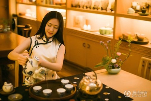 Sau khi nổi tiếng trên mạng xã hội, được nhiều người biết đến với cái tên ‘cô giáo hotgirl’, Đường Đinh Đinh vẫn duy trì nét sinh hoạt cũ của mình, không hề phô trương, khoe khoang.