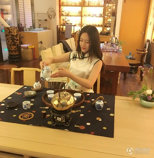 Bình thường, Đinh Đinh rất thích đọc sách và nghiên cứu cổ vật, thời gian rảnh rỗi sẽ viết thư pháp và hướng dẫn cho những trẻ em xung quanh mình gìn giữ nét đẹp cổ truyền.