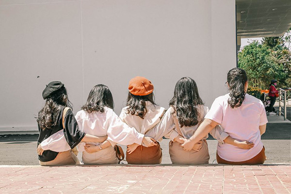 Hoài Phương chia sẻ: 'Vì đã quen nhau nên các em ấy diễn rất tự nhiên và vui vẻ, khiến mình cảm thấy rất hứng thú khi thực hiện bộ ảnh thanh xuân này. Trùng hợp hơn nữa, ý tưởng càng giống với phim khi trong nhóm cũng có một cô nàng mũm mĩm giống nhân vật Lan Chi trong nhóm Ngựa Hoang của Tháng năm rực rỡ.