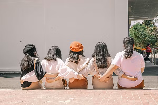 Hoài Phương chia sẻ: 'Vì đã quen nhau nên các em ấy diễn rất tự nhiên và vui vẻ, khiến mình cảm thấy rất hứng thú khi thực hiện bộ ảnh thanh xuân này. Trùng hợp hơn nữa, ý tưởng càng giống với phim khi trong nhóm cũng có một cô nàng mũm mĩm giống nhân vật Lan Chi trong nhóm Ngựa Hoang của Tháng năm rực rỡ.