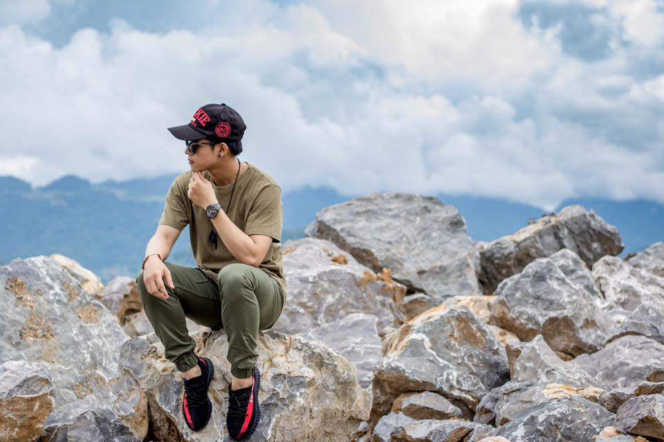 Theo bạn bè chung trường và cùng kí túc với Thanousack Laddarvun cho biết, anh bạn người Lào này khá thân thiện, tốt bụng, hoạt bát và đặc biệt rất hay cười đùa.