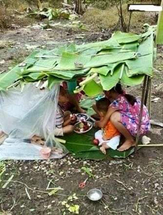 Nickname Nguyễn Như Phượng cũng hào hứng tiếp lời kể: "Cào tường gạch làm cháo, lấy vỏ chai làm bát, đun chai nước bằng chai nhựa, rau bèo, rau muống có thể chế ra làm các món bánh. Mang cái bì đựng thóc của mẹ ra làm lều ở vườn và đòi ở đấy trú nắng trú mưa".