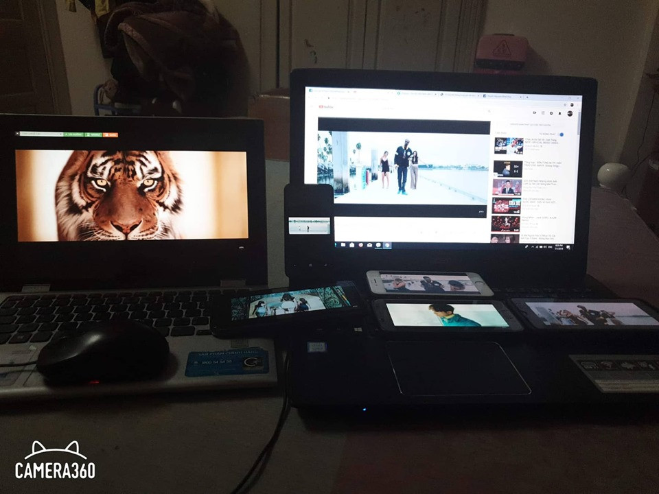 Trên MXH ngay sau khi MV Hãy trao cho anh được ra mắt, các dân mạng đã chụp lại những bức ảnh các "sky's" của Sơn Tùng M-TP "cày view".