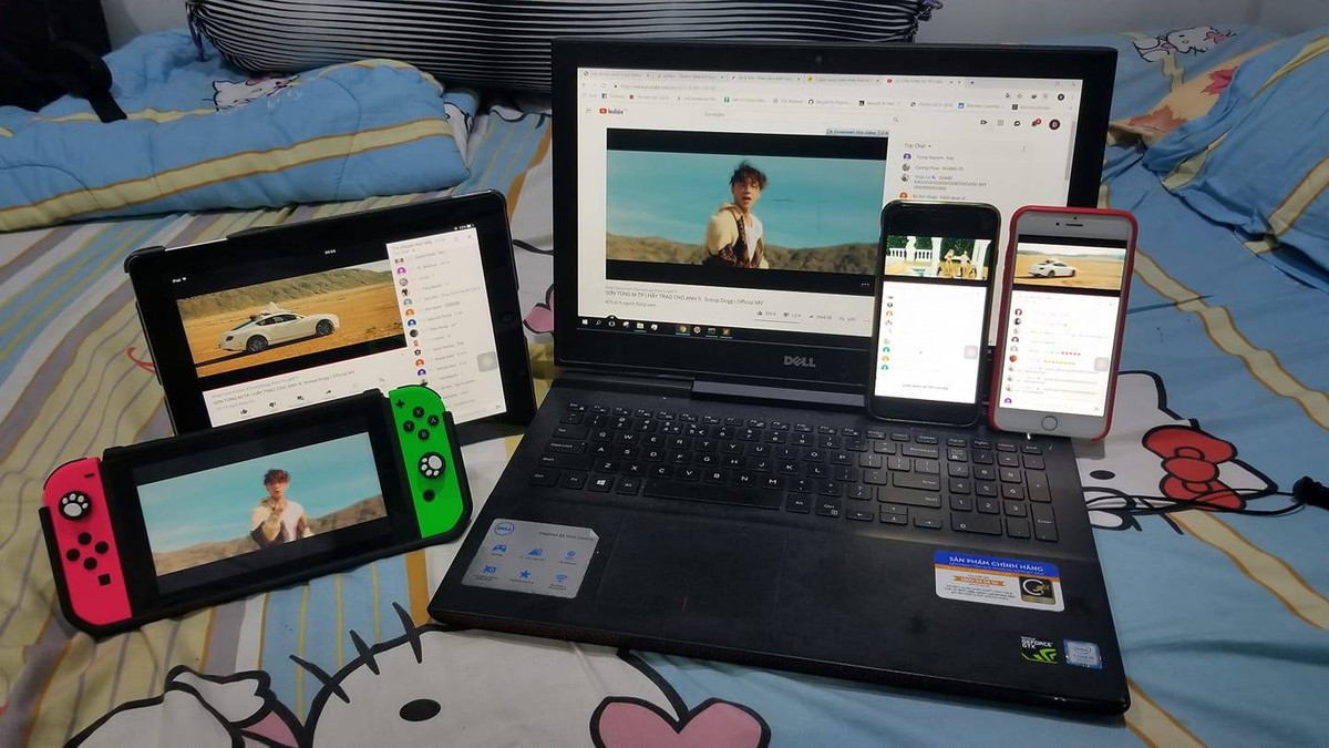 Từ laptop, smartphone cho tới các thiết bị chơi game có kết nối internet đều được các fan của Sơn Tùng M-TP mang ra để tăng lượng xem cho ca khúc Hãy trao cho anh.