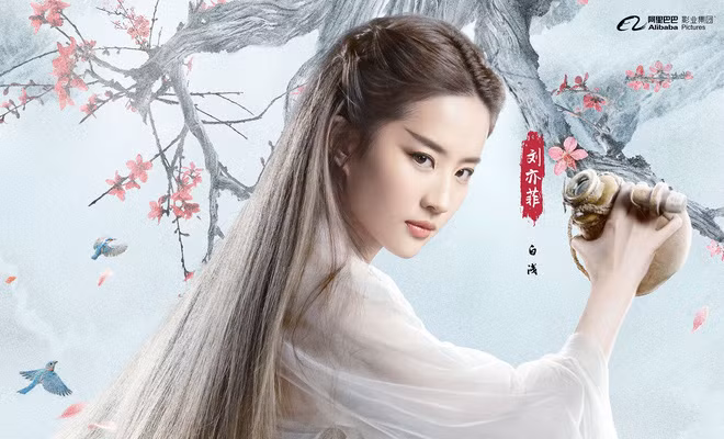 Tháng 8, Lưu Diệc Phi có phim cổ trang mới ra mắt là "Tam sinh tam thế thập lý đào hoa" (bản điện ảnh), đóng cùng tài tử Dương Dương. Không cần tạo hình cầu kỳ, Lưu Diệc Phi dễ dàng "đánh cắp trái tim" của không ít khán giả bởi vẻ ngoài xinh đẹp và phong thái thoát tục, thanh tú. Người đẹp xứng đáng đứng ở vị trí đầu tiên trong danh sách những mỹ nhân tiên hiệp đẹp nhất màn ảnh.