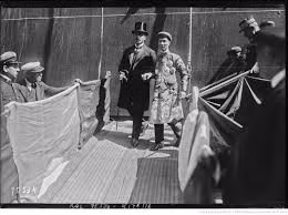 Khải Định có tên khai sinh là Nguyễn Phúc Bửu Đảo (1885-1925), khi lên ngôi vua đổi thành Nguyễn Phúc Tuấn. Ông trị vì Đại Nam từ năm 1916-1925.