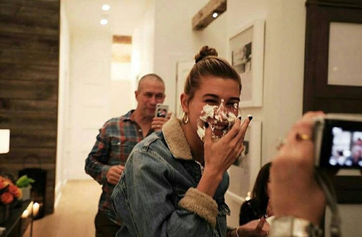 Có thể thấy, Hailey Baldwin vui vẻ đón tuổi mới bên Justin Bieber và tất cả mọi người.