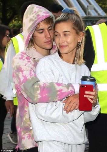 Trước đó, khi có thông tin Justin Bieber và Hailey Baldwin đính hôn, bà Pattie có những hành động không hài lòng với quyết định của con trai.