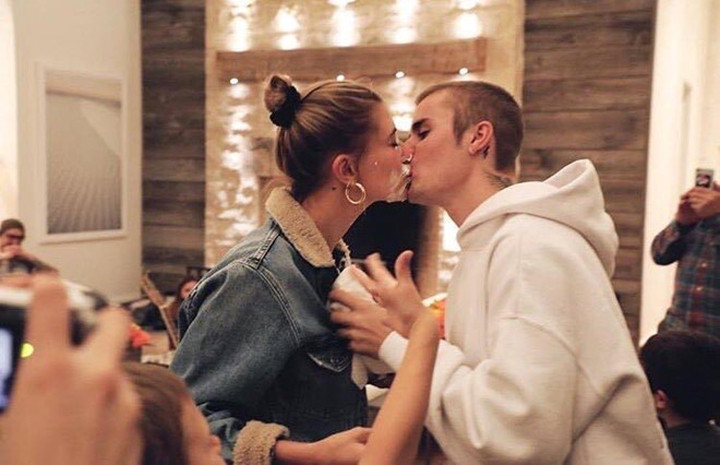 Nam ca sĩ Justin Bieber trực tiếp đem bánh sinh nhật đến cho Hailey Baldwin thổi nến. Sau đó, anh bất ngờ úp bánh kem lên mặt vợ và cả hai trao nhau nụ hôn ngọt ngào.