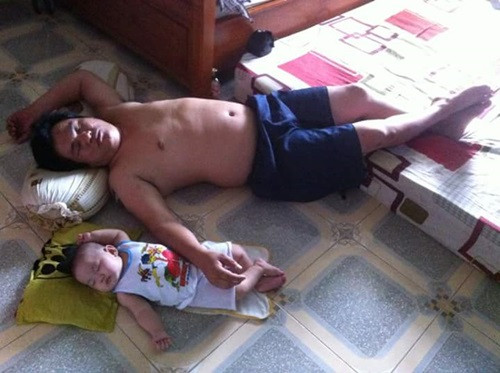 Khoảnh khắc của thiên thần nhỏ đang say giấc, dang tay, dang chân chiếm trọn chiếc giường để ngủ cùng bố. Ảnh sử dụng trong bài: Sưu tầm Facebook.