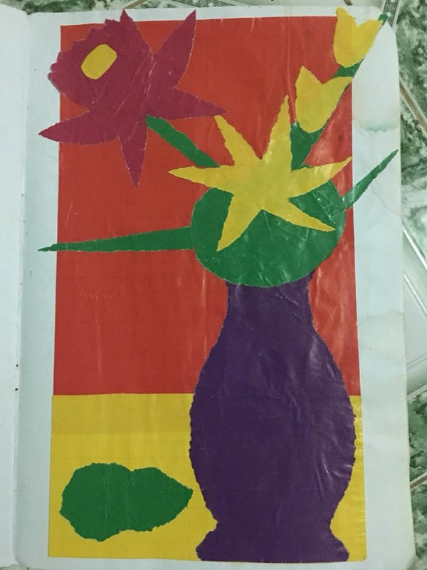 Không chỉ có những bức tranh được vẽ bằng màu sáp mà các dân mạng còn đóng góp vào album của Cao Trung Hiếu những bản xé dán bằng giấy màu cực hoài niệm của mình.