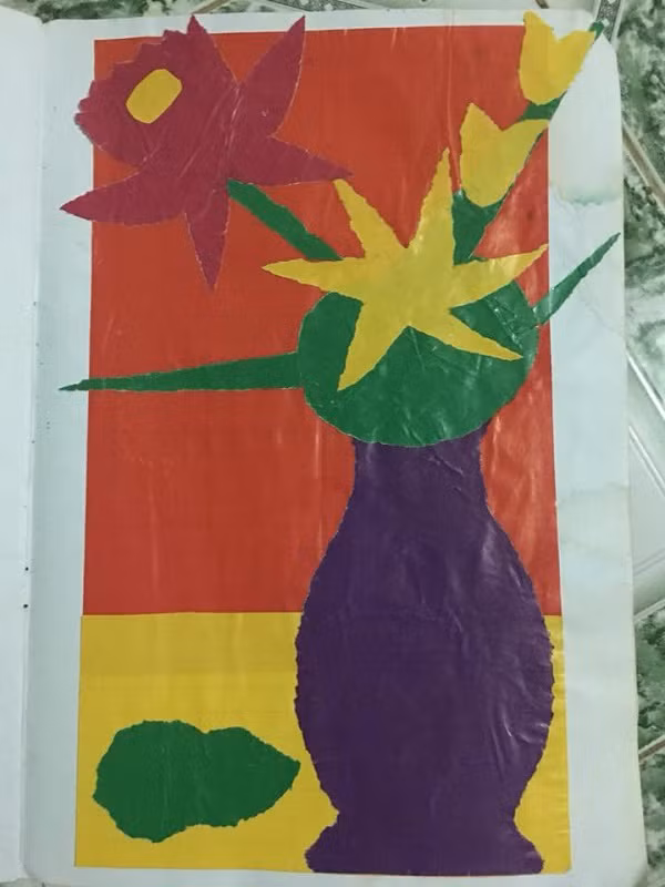 Không chỉ có những bức tranh được vẽ bằng màu sáp mà các dân mạng còn đóng góp vào album của Cao Trung Hiếu những bản xé dán bằng giấy màu cực hoài niệm của mình.