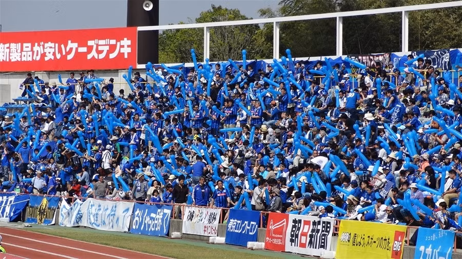 Mito HollyHock là đội bóng yếu nên lối chơi chủ đạo của họ là phòng ngự số đông. Họ bị ảnh hưởng khá nặng bởi phong cách Catenaccio nổi tiếng của Italy và thường ra sân với sơ đồ 5 hậu vệ.