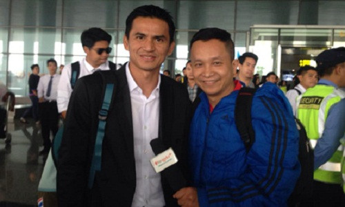 HLV Kiatisuk phát biểu "cứng" ngay sân bay Nội Bài. Ảnh: Đức Nam.