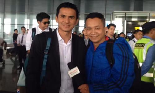 HLV Kiatisuk phát biểu "cứng" ngay sân bay Nội Bài. Ảnh: Đức Nam.