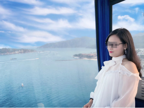 "Người đâu mà vừa xinh vừa đảm", “Cho tôi quay về hồi nhỏ đi", "Bảo sao bố suốt ngày nhận đưa con đi học", đây là những bình luận mà các dân mạng để lại dưới bức ảnh của nữ giáo viên mầm non.