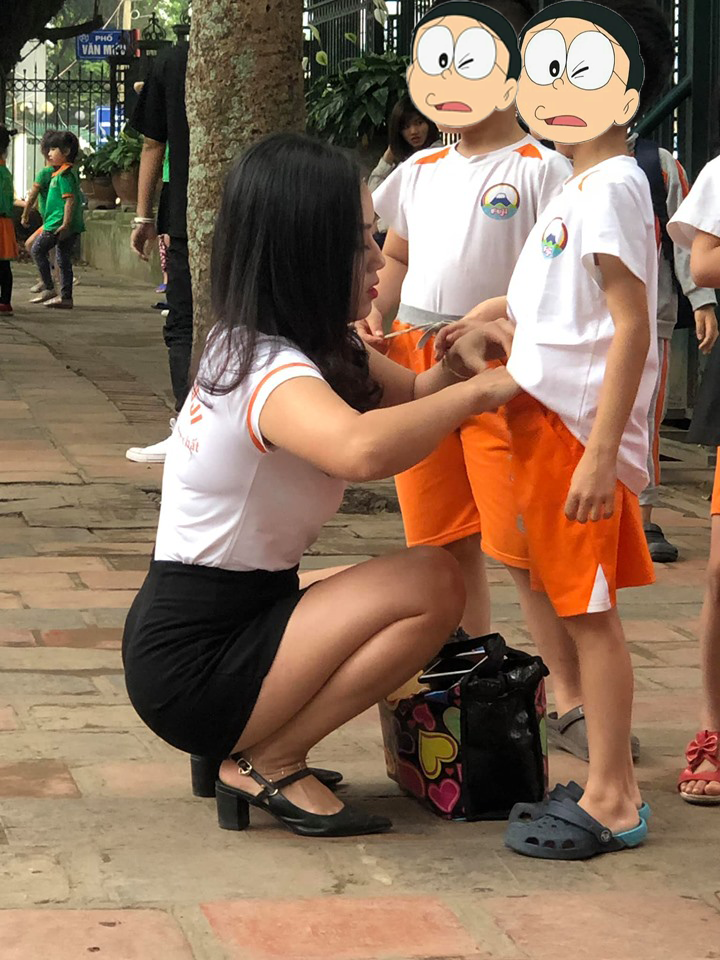 Dễ có thể thấy đây là những hình ảnh vô tình được chụp bởi người đi đường. Tuy nhiên, nhan sắc quá hoàn hảo của cô giáo hot girl khiến nhiều người phải ngẩn ngơ.