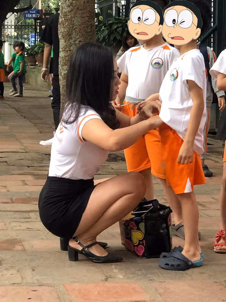 Dễ có thể thấy đây là những hình ảnh vô tình được chụp bởi người đi đường. Tuy nhiên, nhan sắc quá hoàn hảo của cô giáo hot girl khiến nhiều người phải ngẩn ngơ.