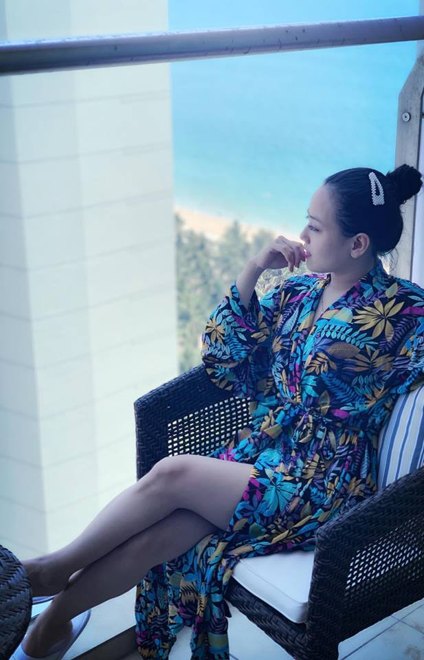 Nhiều người đặc biệt khen ngợi góc nghiêng thần thánh, mái tóc dài cùng với đôi môi đỏ của nữ giáo viên mầm non này. Tất cả những điều trên đã thu hút được ánh nhìn của người đối diện ngay ánh nhìn đầu tiên.