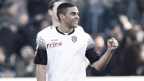 Roma chiêu mộ Defrel: Sau một khoảng thời gian tích cực theo đuổi, Roma đã chính thức sở hữu tiền đạo người Pháp đến từ Sassuolo Gregoire Defrel. Cầu thủ 26 tuổi chuyển đến Roma theo bản hợp đồng cho mượn với mức phí 5 triệu Euro cùng những điều khoản ràng buộc mua đứt 15 triệu Euro ở mùa giải sau. Á quân Serie A cũng sẽ phải trả thêm 3 triệu Euro tùy thuộc thành tích của Defrel và CLB. Ảnh: Calcio