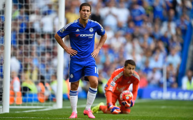 Eden Hazard từng được bình chọn là cầu thủ hay nhất mùa giải Premier League 2014/2015. Nhưng trong thời gian vừa qua, cầu thủ này thi đấu thực sự không thành công trong màu áo của Chelsea. Anh thậm chí còn chưa có một bàn thắng nào cho The Blue mặc dù được tạo rất nhiều cơ hội. Mới đây, Eden Hazard còn bỏ lỡ một quả 11m trong trận gặp Maccabi Tel Aviv trong khuôn khổ UEFA Champions League 2015/2016.