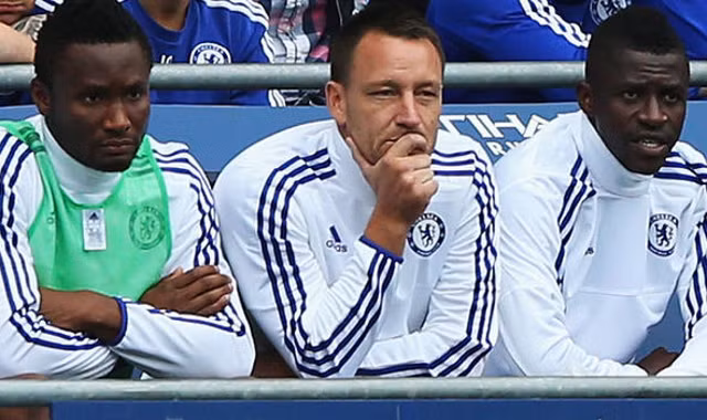 John Terry là công thần của Chelsea và anh được HLV Jose Mourinho rất chiều chuộng. Nhưng vì tuổi cao sức yếu nên đầu mùa giải mới, Terry không còn giữ được phong độ và thường xuyên phải ngồi ghế dự bị tại The Blue.