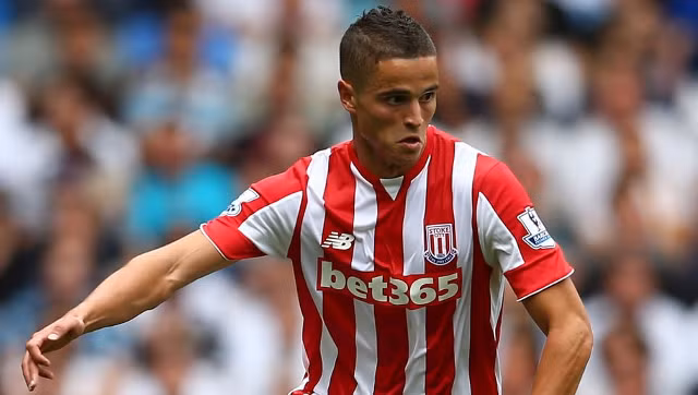 Ibrahim Afellay là bản hợp đồng tốt mà Stoke City mang về đầu mùa giải Premier League 2015/2016. Thế nhưng, với những kỳ vọng mà NHM CLB Stoke City dành cho Afellay thì cầu thủ này vẫn chưa báo đáp được gì. Đây là hệ quả của chấn thương dài khi cầu thủ này còn thi đấu trong màu áo của Barcelona.