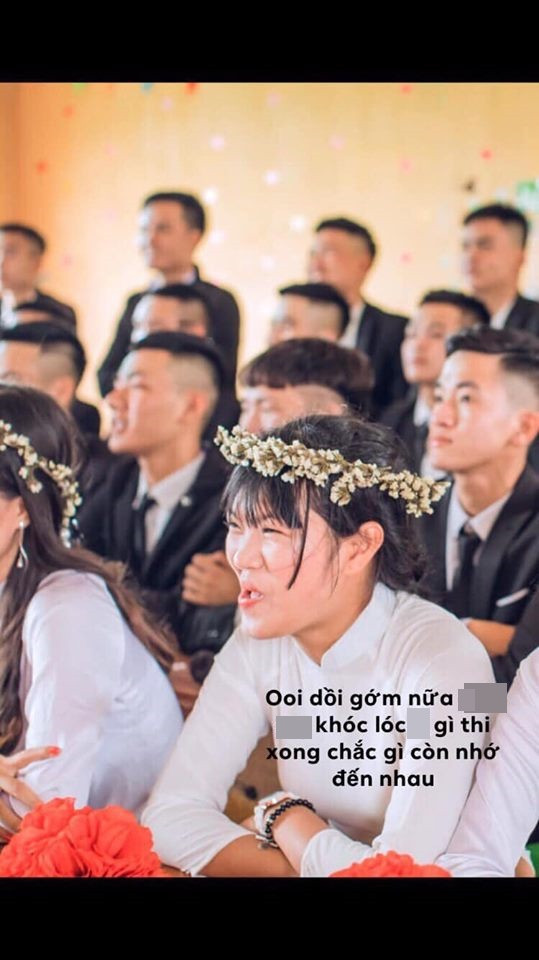 Lũ bạn có tâm nhất là khi sắp chia tay nhau rồi vẫn cố lôi đống ảnh dìm hàng lúc chụp kỷ yếu ra mà cười hả hê và khiến khổ chủ chỉ biết "cúi gằm mặt".