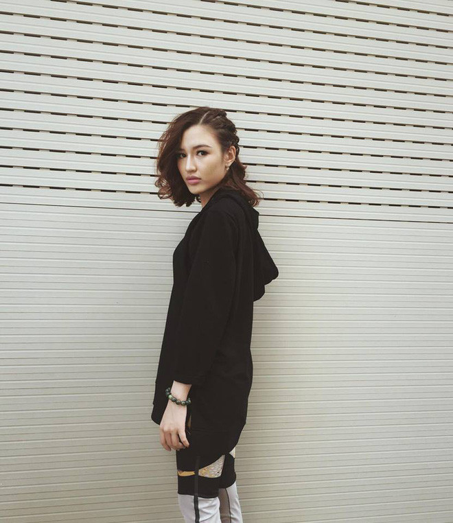 Năm 2016, Phương Chi đã tạm dừng việc học ở trường để có thể Nam tiến và theo đuổi ước mơ trở thành 1 người mẫu chuyên nghiệp.