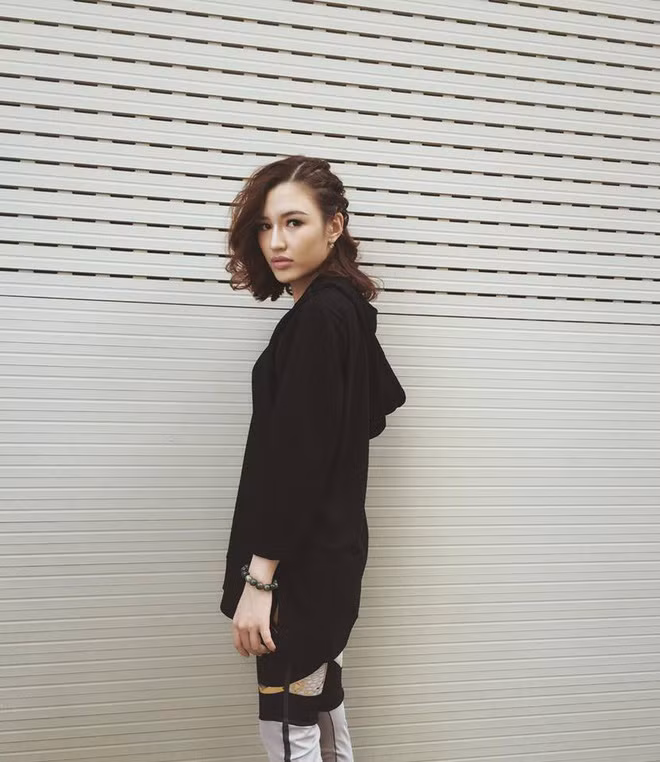 Năm 2016, Phương Chi đã tạm dừng việc học ở trường để có thể Nam tiến và theo đuổi ước mơ trở thành 1 người mẫu chuyên nghiệp.