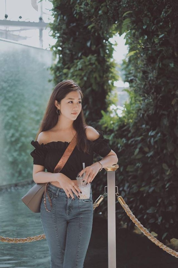 Nam Phương sở hữu gương mặt dịu dàng, thanh thoát đặc trưng của con gái Việt Nam. Tuy nhiên, đối với các vị khách trên chuyến bay được nữ tiếp viên Hàng không 9X này phục vụ đều nhầm lẫn và hỏi rằng cô có phải người Hàn Quốc không?