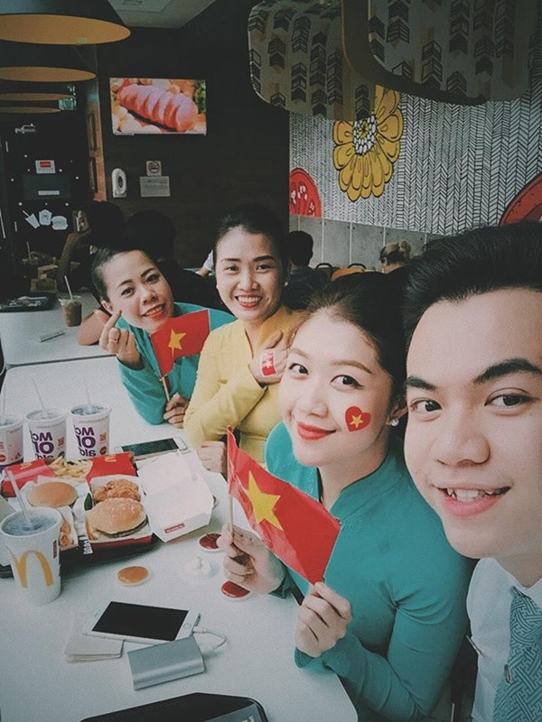 Cùng ngắm thêm một số hình ảnh nữ tiếp viên Hàng không Việt khổ sở vì bị nhầm là diễn viên Hàn Quốc