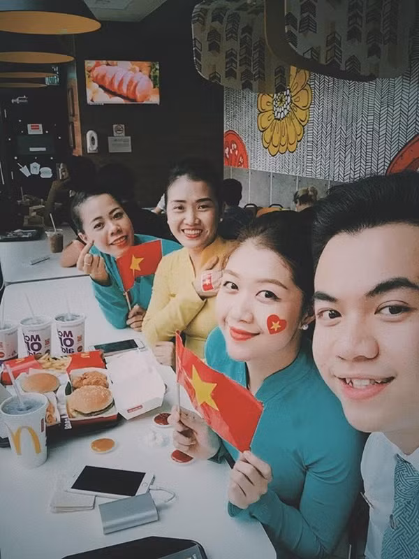 Cùng ngắm thêm một số hình ảnh nữ tiếp viên Hàng không Việt khổ sở vì bị nhầm là diễn viên Hàn Quốc