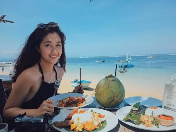 Với ngành học là kiến trúc, Nam Phương từng có thời gian theo ngành nghề này nhưng với tính cách năng động, thích khám phá sự mới mẻ nên cô quyết định nộp đơn thi tuyển tiếp viên hàng không và gắn bó với công việc này đến tận bây giờ.