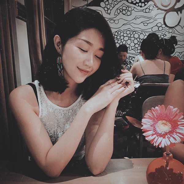 Trước khi trở thành tiếp viên Hàng không của hãng Hàng không Quốc gia Vietnam Airline, Nam Phương từng là Á khôi Sinh viên Thanh lịch khối Đại học Đà Nẵng.