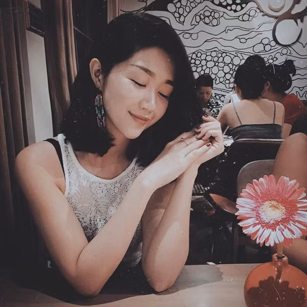 Trước khi trở thành tiếp viên Hàng không của hãng Hàng không Quốc gia Vietnam Airline, Nam Phương từng là Á khôi Sinh viên Thanh lịch khối Đại học Đà Nẵng.