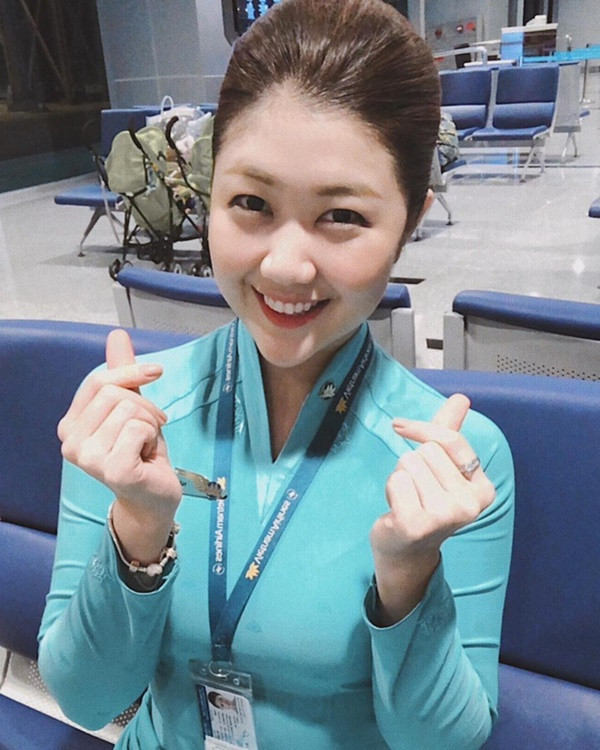 Mới đây, cộng đồng mạng tiếp tục biết tới danh tính một nữ tiếp viên Hàng không có gương mặt vô cùng xinh đẹp. Đặc biệt, cô nàng này luôn khiến nhiều người nhầm lẫn về quốc tịch và cho rằng đây là diễn viên hay ca sĩ đến từ Hàn Quốc.