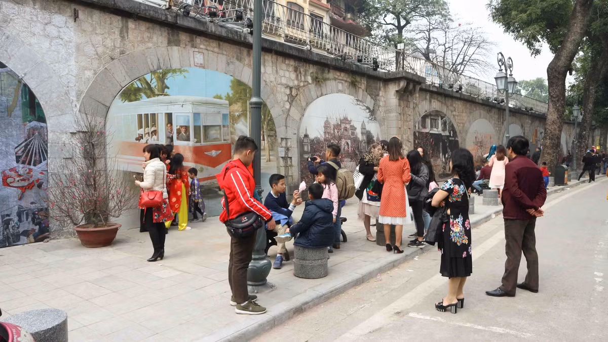 Có mặt tại không gian văn hóa Hà Nội cổ dọc phố Phùng Hưng, đã có rất nhiều người dân Hà Nội tới đây để chụp những bức ảnh tái hiện cái Tết xưa bằng những bức tranh bích họa cỡ lớn.