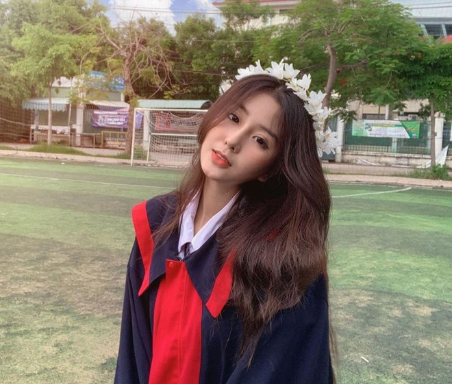 Võ Ngọc Trân (THPT Bình Hưng Hòa, TP.HCM) là hot girl sinh năm 2001 đình đám Sài thành. Nhờ vẻ ngoài xinh đẹp, thân hình quyến rũ, cô sở hữu tới gần 300.000 người theo dõi trên trang cá nhân. Năm nay, cô nàng này cùng nhiều các bạn cùng tuổi khác tham dự kỳ thi THPT QG 2019.