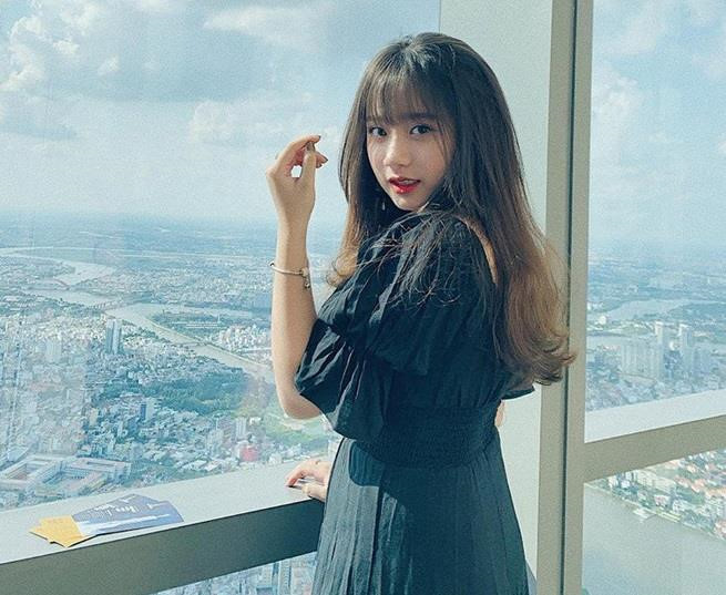 Nhờ bức ảnh chụp từ phía sau trong tà áo dài, Kiều Trang (THPT Nguyễn Du, TP.HCM) là nữ sinh nhận được nhiều sự quan tâm của cộng đồng mạng. 10X từng chia sẻ có ước mơ trở thành tiếp viên hàng không sau kỳ thi THPT QG 2019.