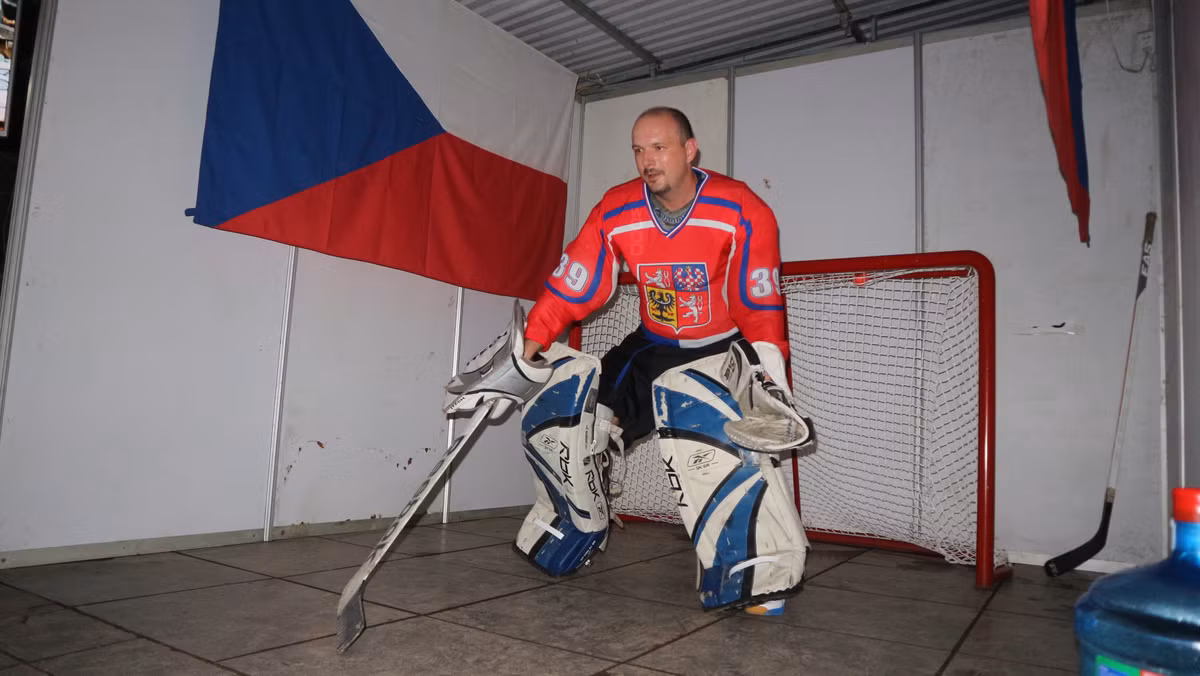 Một VĐV khúc quân cầu của CH Séc tham gia giới thiệu môn thể thao thế mạnh của đất nước này tại chương trình "Ngôi làng châu Âu".