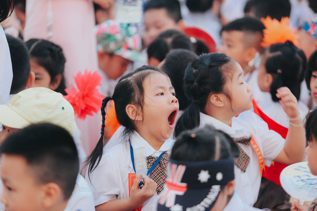 Những bức ảnh "ngáp ngủ" đầy cảm xúc trong buổi khai giảng đầu tiên trong cuộc đời của các bạn học sinh bắt đầu học lớp 1 đã được PV Minh Sơn ghi lại.